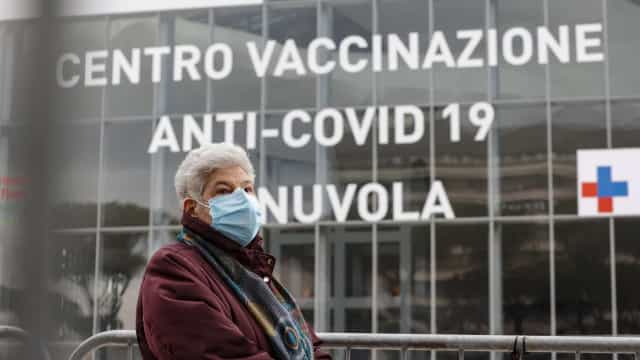 Itália soma 25.735 novos casos e 386 mortes e retoma AstraZeneca