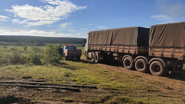 Caminhão roubado em MT é recuperado pela PM-PA na BR-163 e dois homens foram presos