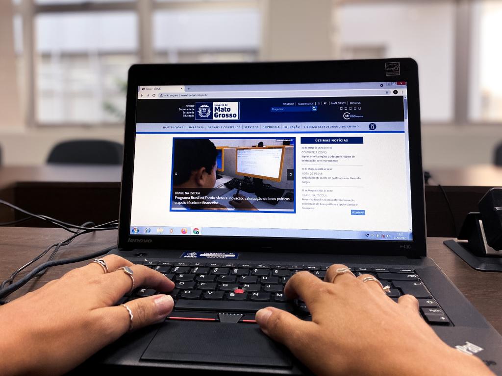 Governo de Mato Grosso deposita recurso na conta de professores para compra de notebooks