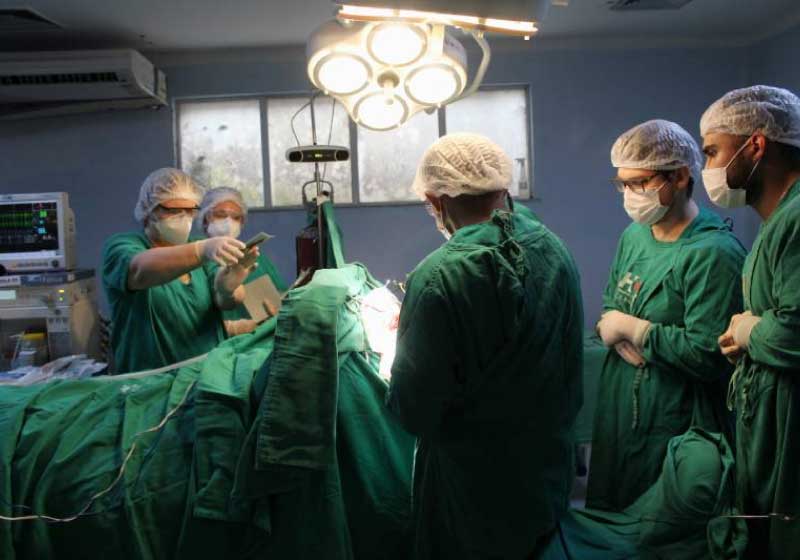Hospital opera paciente acordado e remove tumor que causa epilepsia