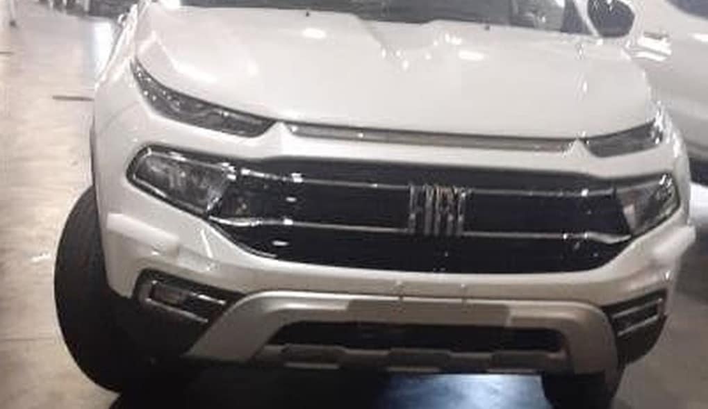 Fiat Toro 2022 é flagrada com visual atualizado