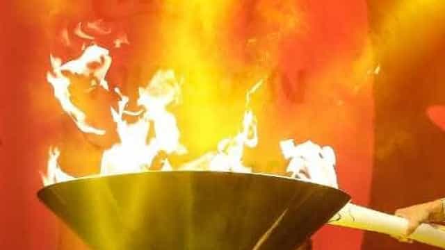 Com um ano de atraso e sem público, Japão inicia o revezamento da tocha olímpica