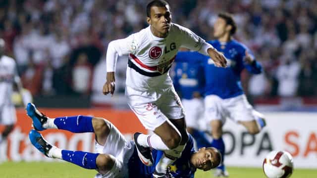 São Paulo vai corrigir ‘erro’ e homenagear volante Richarlyson na calçada da fama