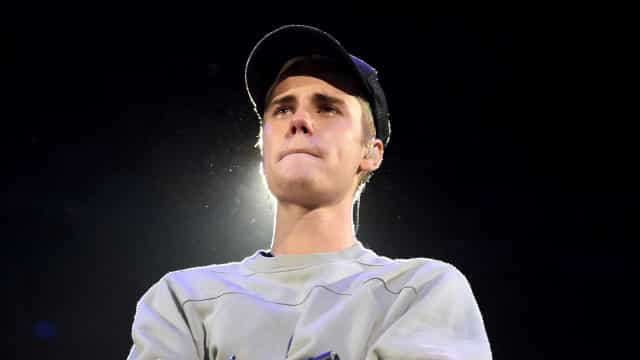 Justin Bieber quebra isolamento social e causa aglomeração em festa