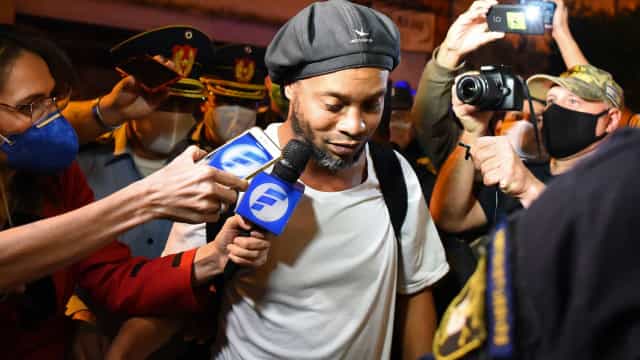 Ronaldinho comemora aniversário com festa no RS na companhia de funkeiros