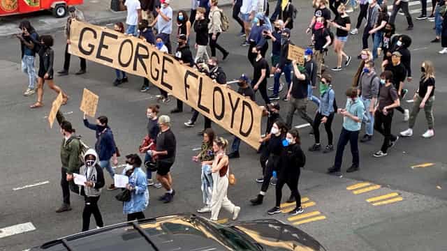 Defesa diz que policial seguiu treinamento na abordagem que matou Floyd