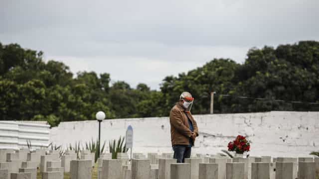 Brasil chega a 300 mil mortos por Covid apenas 75 dias depois de registrar 200 mil