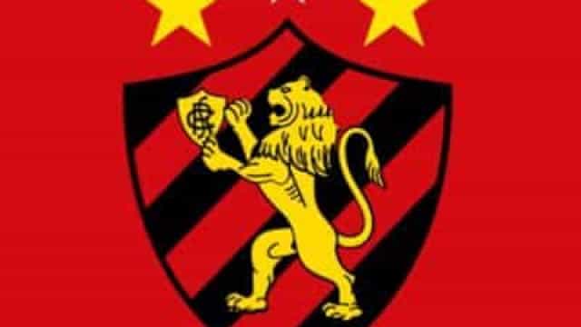 Goleiro do Sport sofre choque e é levado ao hospital com fratura no rosto