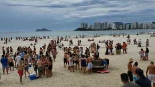 Surfistas e banhistas burlam proibição de frequentar praias no Rio de Janeiro