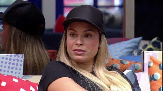 Sarah admite erro com Juliette e torce por amizade dela com Gil