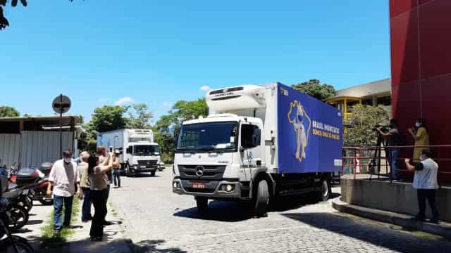 Fiocruz recebe insumos para produzir mais 12 milhões de doses da vacina de Oxford