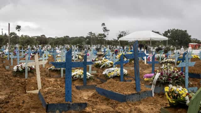 Jovens acendem 2.000 velas para relembrar recorde diário de vítimas da CovidNotícias ao Minuto Brasil – Brasil