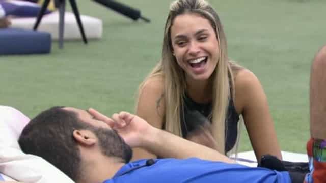 Gil diz a Sarah que quer namorar com Lucas quando deixar o "BBB21"