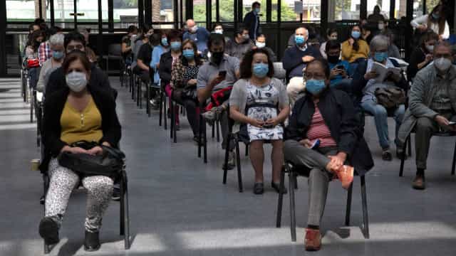 Líder em vacinação na América Latina, Chile começa a imunizar moradores de rua