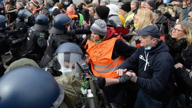 Europa vira palco de protestos em meio a novas restrições contra Covid