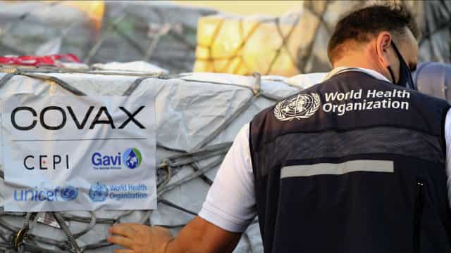 Brasil recebe 1º lote de vacinas contra Covid de consórcio internacional