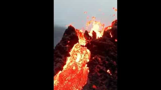 Drone capta imagens incríveis de vulcão em erupção na Islândia