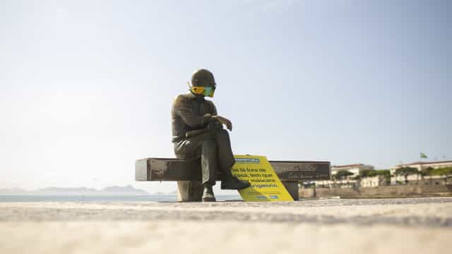 Drummond se queixava do peso da alma em cartas inéditas, que inspiram peça