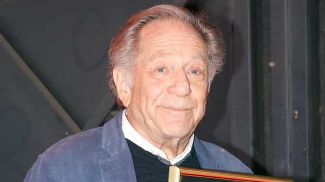 Morre o ator George Segal, de ‘Os Goldberg’. Tinha 87 anos