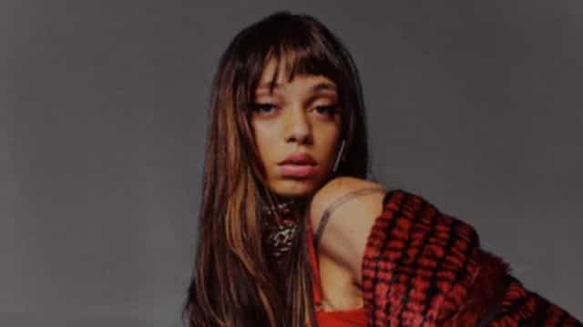 Urias, amiga de Pabllo Vittar, pede desculpas ao ex em nova música: ‘Foi Mal’