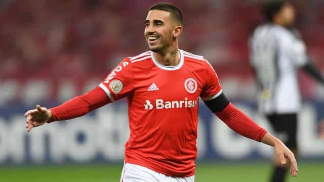 Inter vence Brasil de Pelotas e segue na liderança do Gauchão