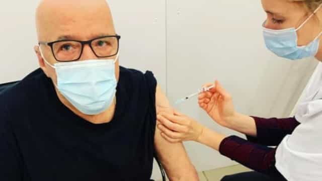 Paulo Coelho e Milton Nascimento são vacinados e criticam Bolsonaro