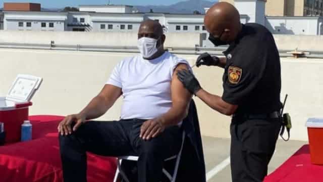 Astro histórico da NBA, Magic Johnson é vacinado aos 61 anos em Los Angeles