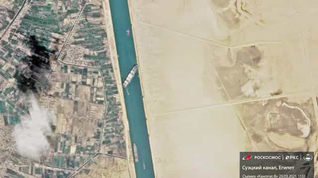 Canal de Suez segue bloqueado; impasse dá novo impulso a contratos de petróleo