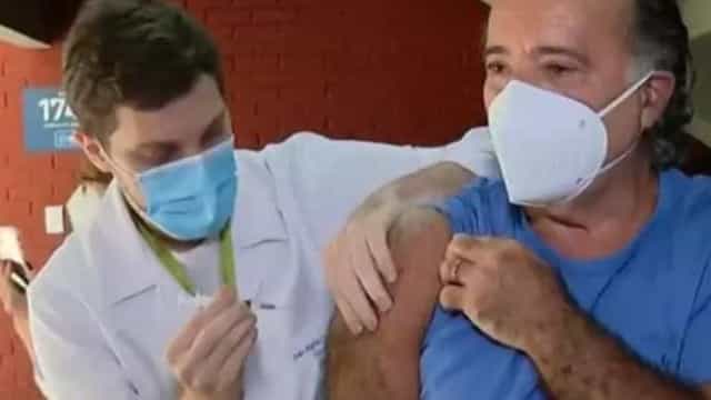 Tony Ramos é vacinado contra a Covid-19 e se emociona