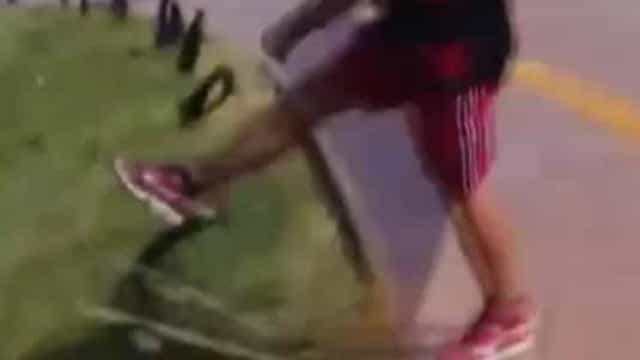 Homem chuta placa de homenagem as vítimas da covid no PR