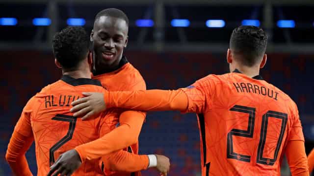 Em jogo com público, Holanda bate a Letônia e vence a primeira nas Eliminatórias