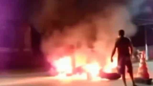 Moradores de Ubatuba queimaram pneus em rodovia para impedir entrada de turistas