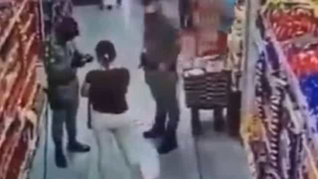 Mulher recusa usar máscara em mercado, saca faca e morde PM