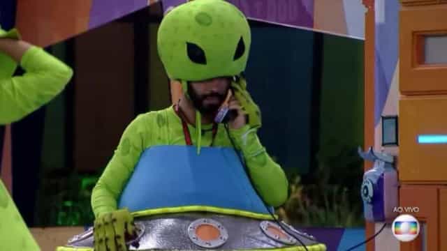 Gil atende Big Fone e coloca pulseira branca em Sarah