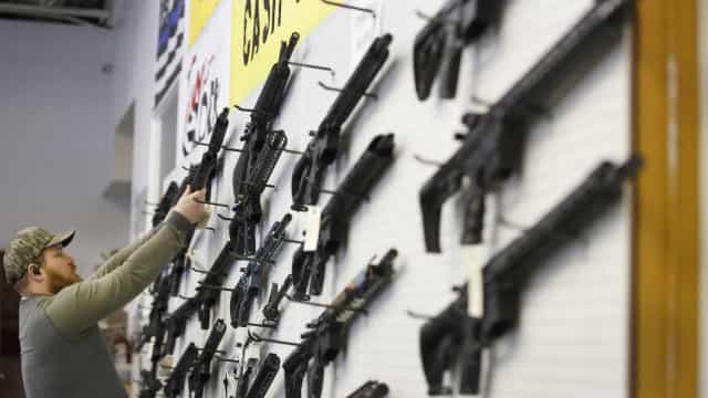 Ataques e aumento de mortes por tiros reacendem debate sobre armas nos EUA