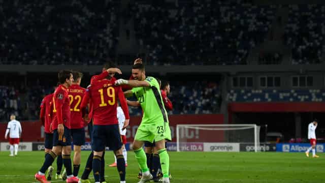 Espanha sofre, mas vence nas Eliminatórias; Inglaterra e Dinamarca mantêm 100%