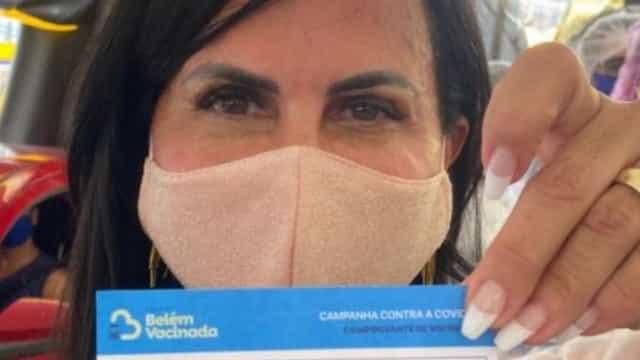 Gretchen e Djavan exaltam SUS ao receberem dose de vacina contra Covid