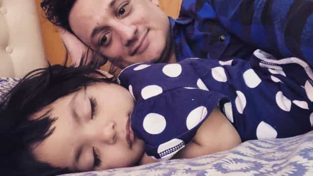 Homem solteiro que sonhava ser pai adota menina doente em hospital