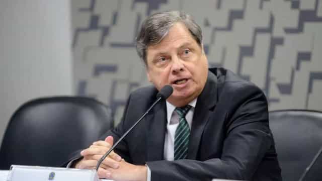 Cotado, embaixador de Paris é igual ou pior que Ernesto Araújo, avaliam parlamentares