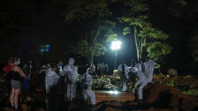 Brasil tem quase 2 mil mortes e bate recorde de média móvel de óbitos