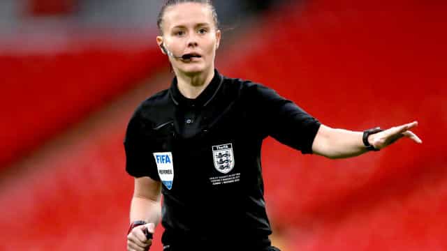 Rebecca Welch será 1ª mulher a apitar jogo de futebol profissional na Inglaterra