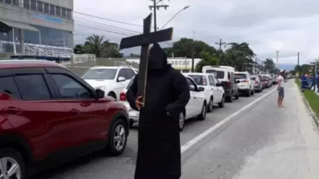 Professor de boxe se veste de morte para ‘conscientizar’ viajantes em Bertioga