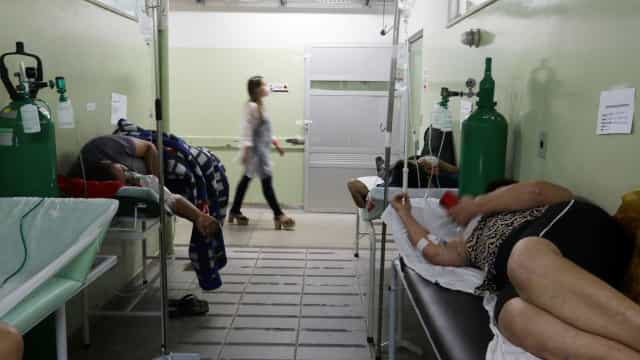 Brasil tem 3.668 mortes em 24h e imagens escancaram o desespero no país