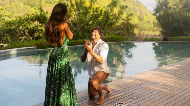 Jesus Luz pede DJ Carol Ramiro em casamento durante viagem