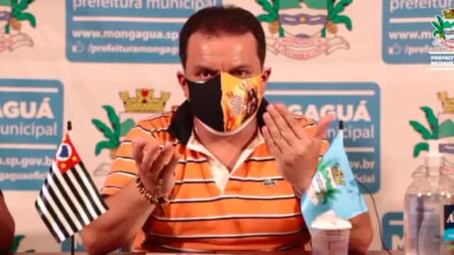 Após perder pai e irmão de Covid, prefeito de Mongaguá chora e implora fechamento de comércio