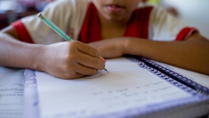 Governador e secretário de Educação recebem apostilas para alunos e professores do Ensino Fundamental