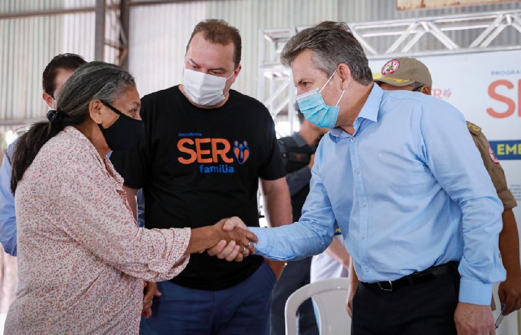 Governo de Mato Grosso realiza entrega de cartões do auxílio financeiro para mais nove bairros de Cuiabá