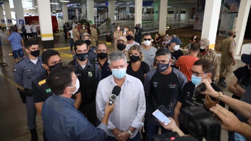 Cuiabá não entrega doses e vacinação dos profissionais da segurança foi suspensa; outros municípios já iniciaram aplicação das doses