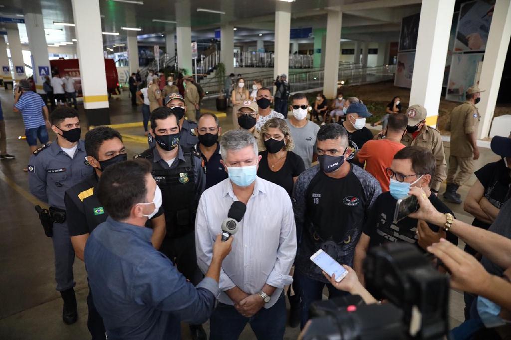 Cuiabá não entrega doses e vacinação dos profissionais da segurança foi suspensa; outros municípios já iniciaram aplicação das doses