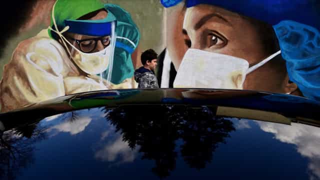 Pandemia já matou pelo menos 2,93 milhões de pessoas em todo o mundo